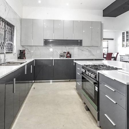 Private Modern 10 Bdrm Home Tucked Away In Sandton Joanesburgo Exterior foto