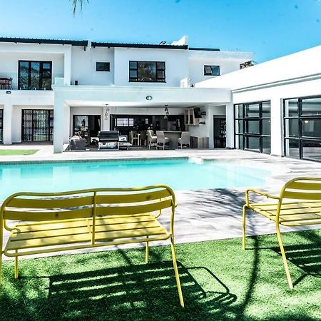 Private Modern 10 Bdrm Home Tucked Away In Sandton Joanesburgo Exterior foto