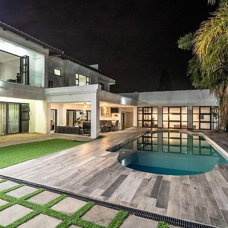 Private Modern 10 Bdrm Home Tucked Away In Sandton Joanesburgo Exterior foto