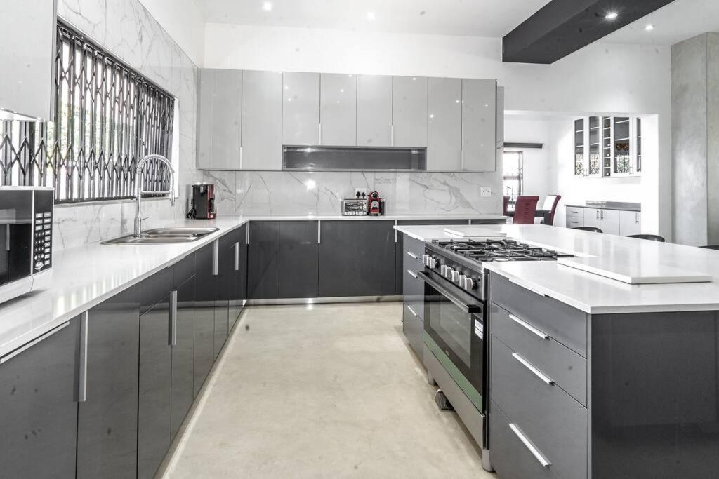 Private Modern 10 Bdrm Home Tucked Away In Sandton Joanesburgo Exterior foto