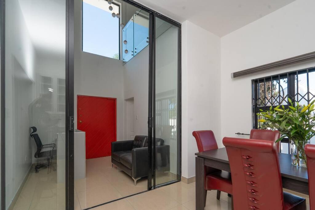 Private Modern 10 Bdrm Home Tucked Away In Sandton Joanesburgo Exterior foto