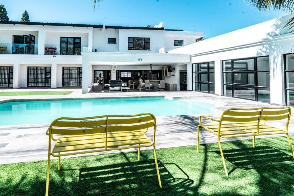 Private Modern 10 Bdrm Home Tucked Away In Sandton Joanesburgo Exterior foto