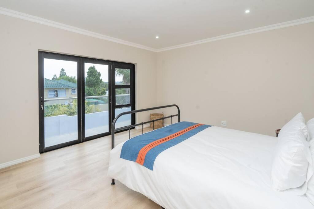 Private Modern 10 Bdrm Home Tucked Away In Sandton Joanesburgo Exterior foto
