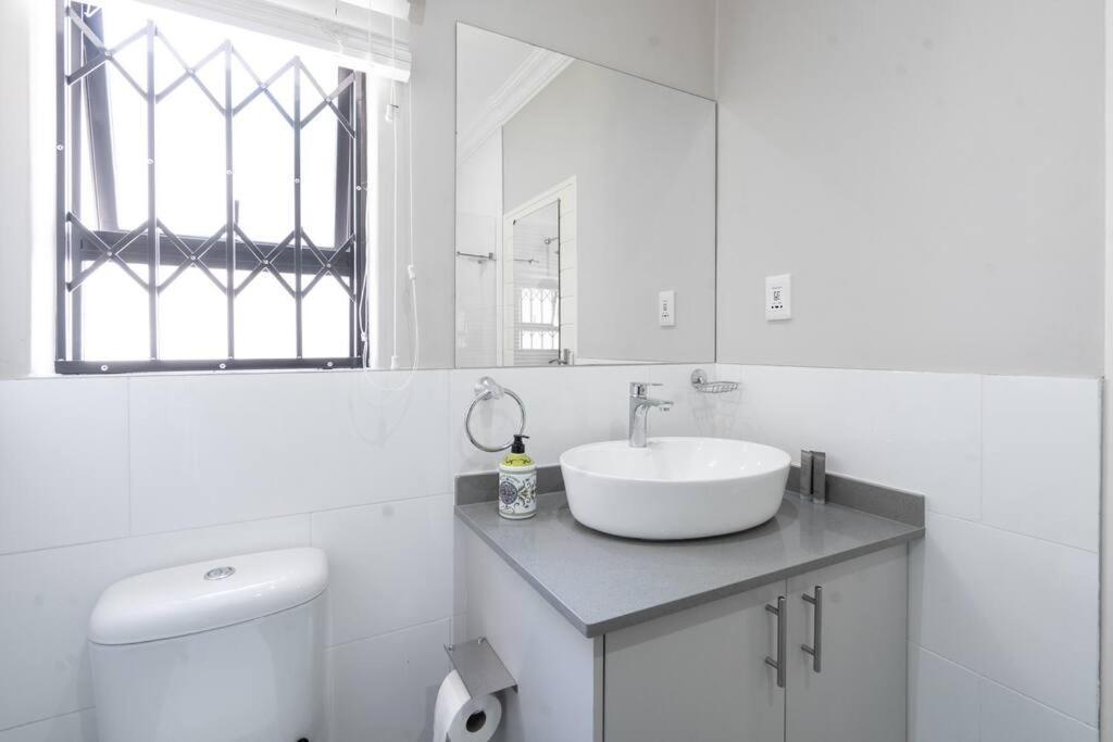 Private Modern 10 Bdrm Home Tucked Away In Sandton Joanesburgo Exterior foto