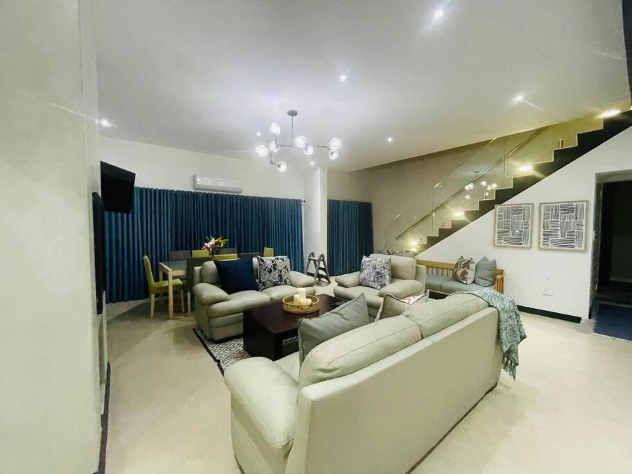 Private Modern 10 Bdrm Home Tucked Away In Sandton Joanesburgo Exterior foto