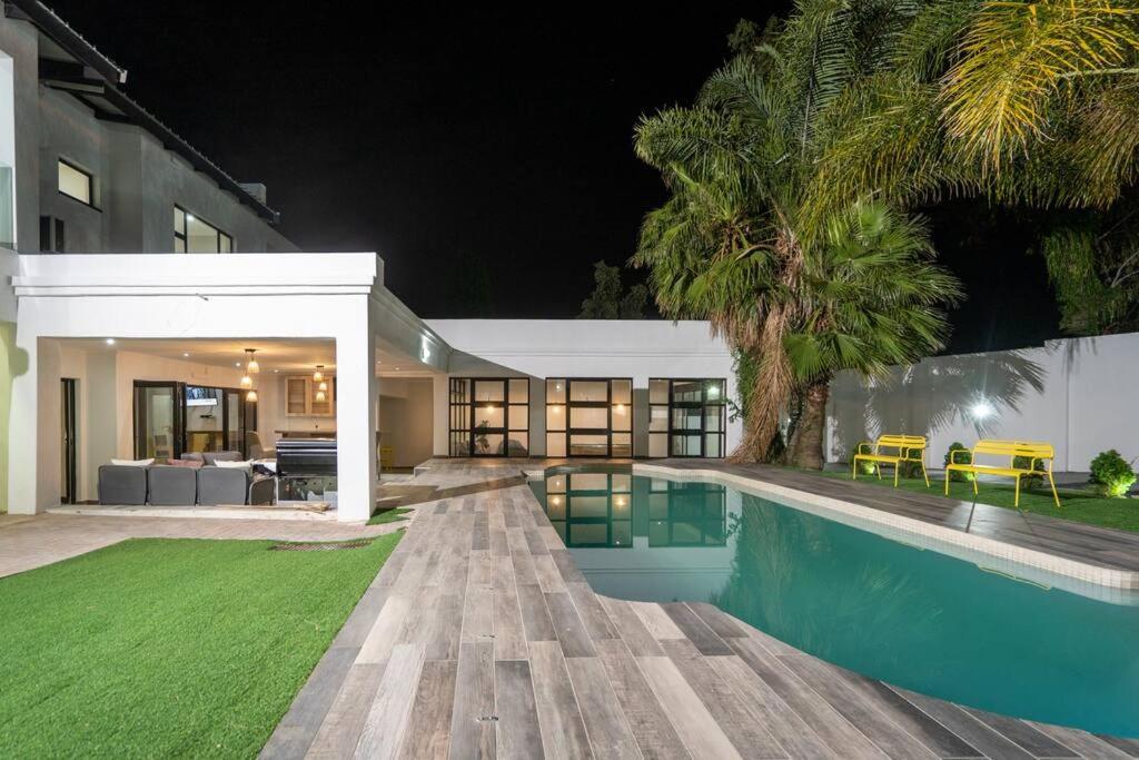 Private Modern 10 Bdrm Home Tucked Away In Sandton Joanesburgo Exterior foto