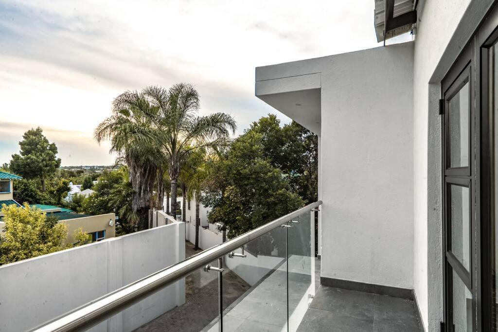 Private Modern 10 Bdrm Home Tucked Away In Sandton Joanesburgo Exterior foto