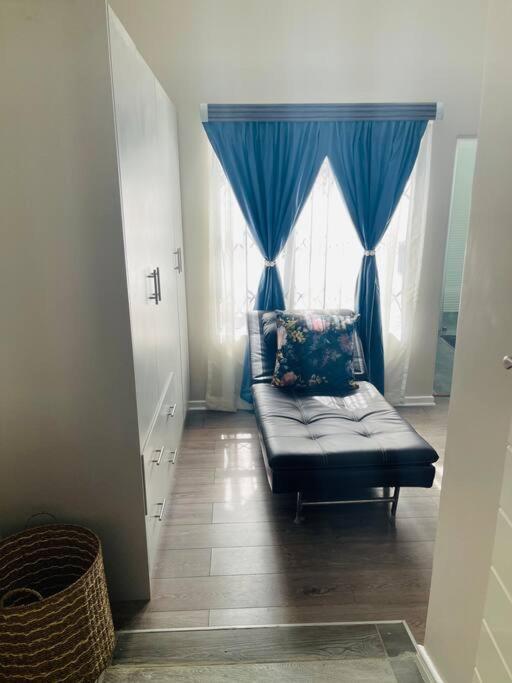 Private Modern 10 Bdrm Home Tucked Away In Sandton Joanesburgo Exterior foto