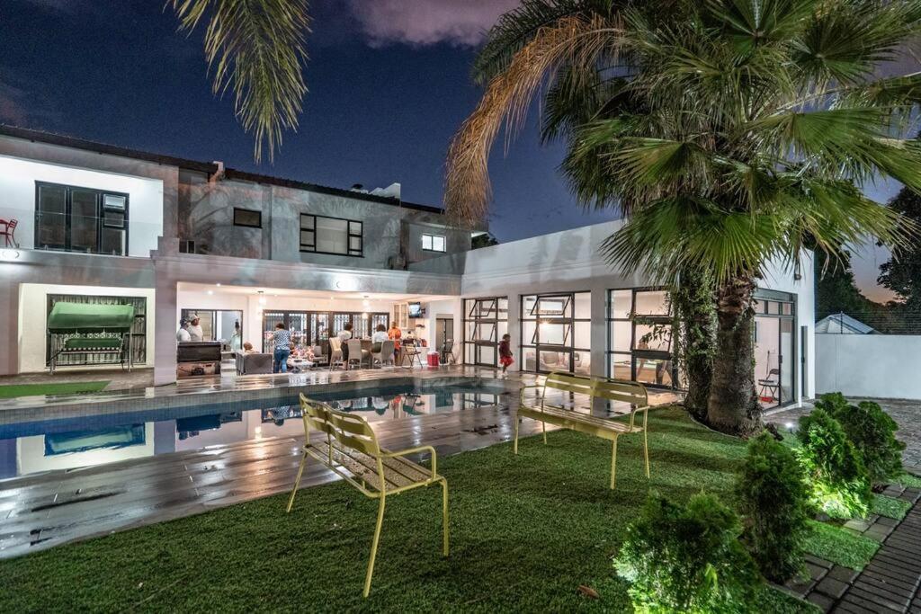 Private Modern 10 Bdrm Home Tucked Away In Sandton Joanesburgo Exterior foto