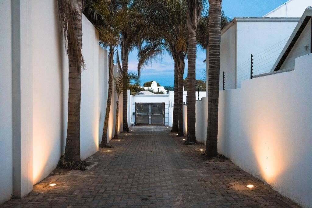 Private Modern 10 Bdrm Home Tucked Away In Sandton Joanesburgo Exterior foto