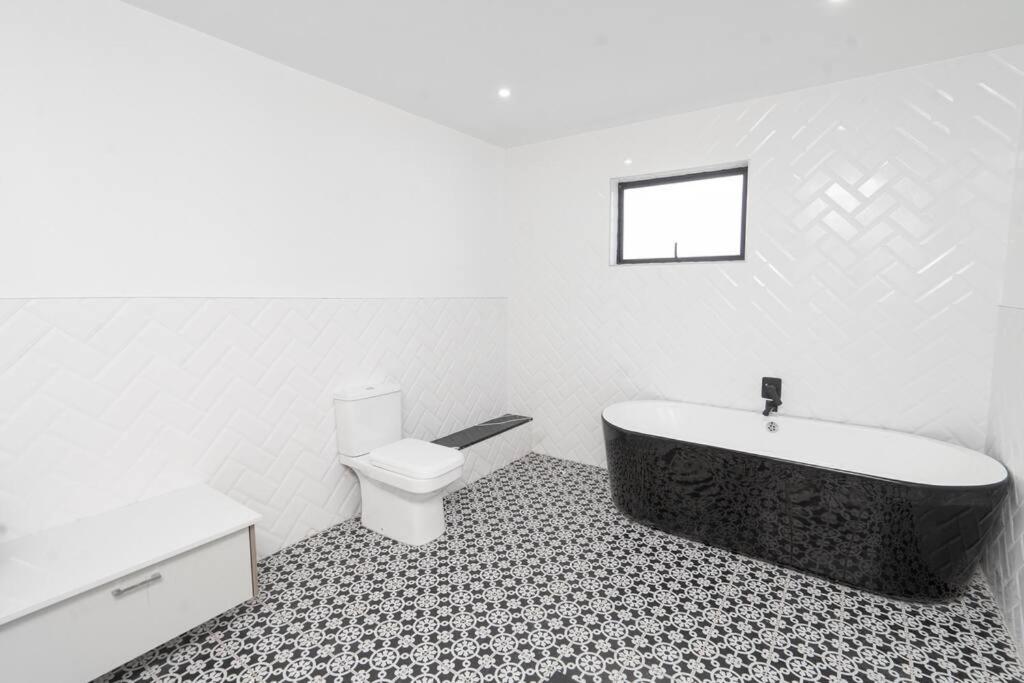Private Modern 10 Bdrm Home Tucked Away In Sandton Joanesburgo Exterior foto