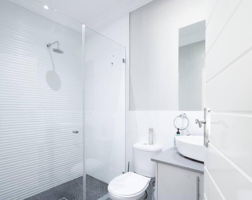 Private Modern 10 Bdrm Home Tucked Away In Sandton Joanesburgo Exterior foto
