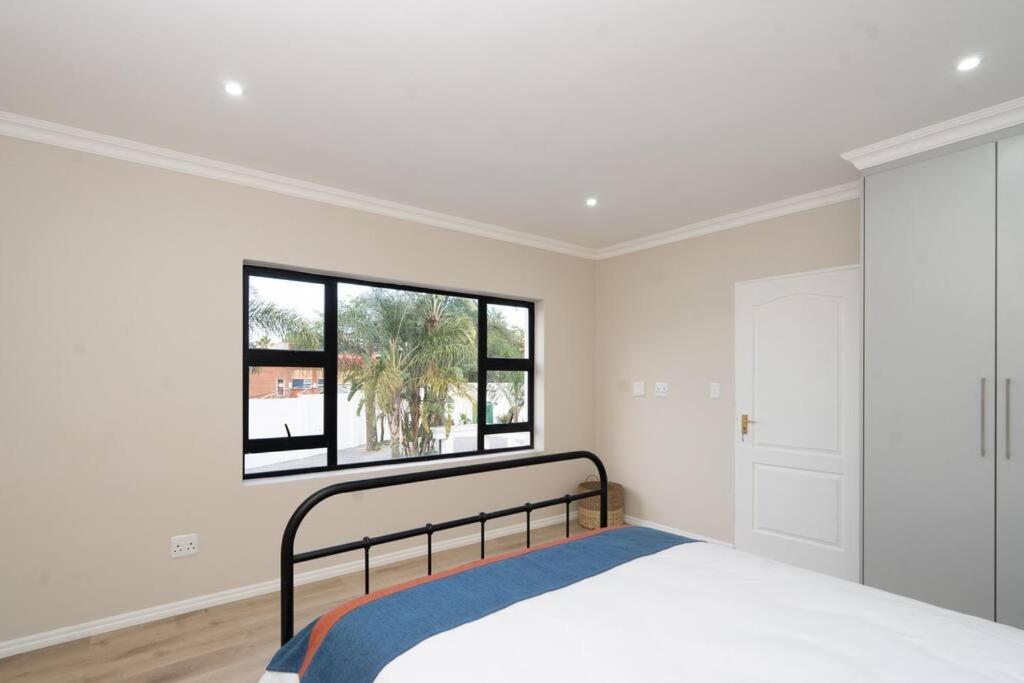 Private Modern 10 Bdrm Home Tucked Away In Sandton Joanesburgo Exterior foto