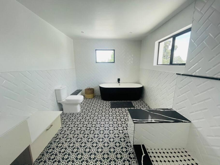 Private Modern 10 Bdrm Home Tucked Away In Sandton Joanesburgo Exterior foto