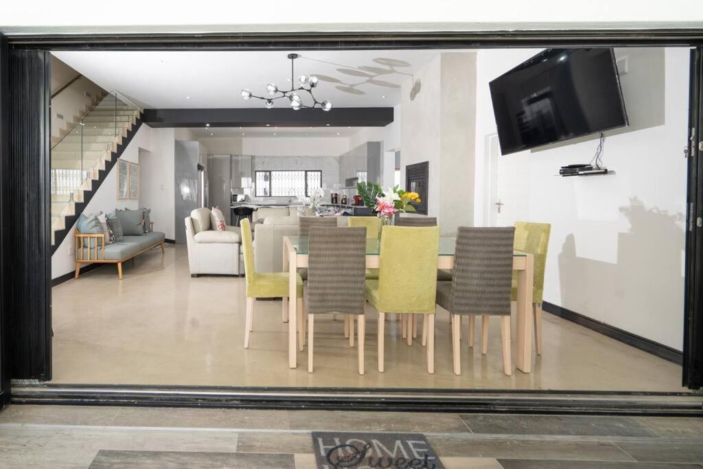 Private Modern 10 Bdrm Home Tucked Away In Sandton Joanesburgo Exterior foto