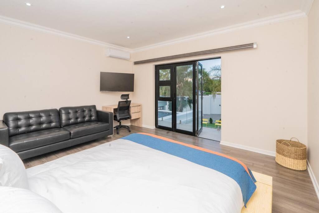 Private Modern 10 Bdrm Home Tucked Away In Sandton Joanesburgo Exterior foto