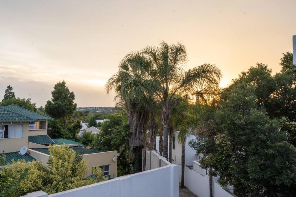 Private Modern 10 Bdrm Home Tucked Away In Sandton Joanesburgo Exterior foto