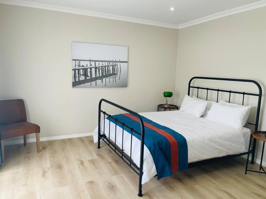 Private Modern 10 Bdrm Home Tucked Away In Sandton Joanesburgo Exterior foto