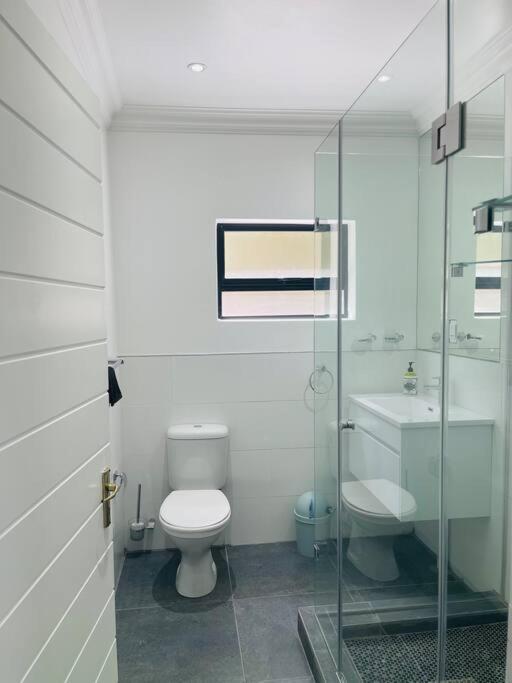 Private Modern 10 Bdrm Home Tucked Away In Sandton Joanesburgo Exterior foto