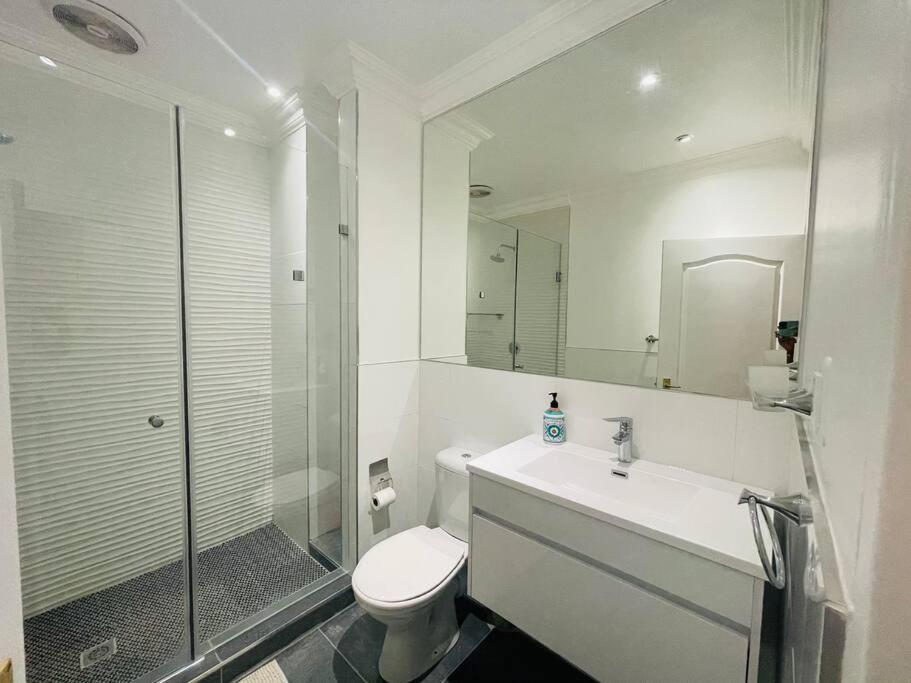 Private Modern 10 Bdrm Home Tucked Away In Sandton Joanesburgo Exterior foto