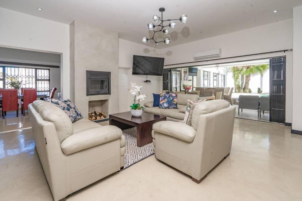 Private Modern 10 Bdrm Home Tucked Away In Sandton Joanesburgo Exterior foto