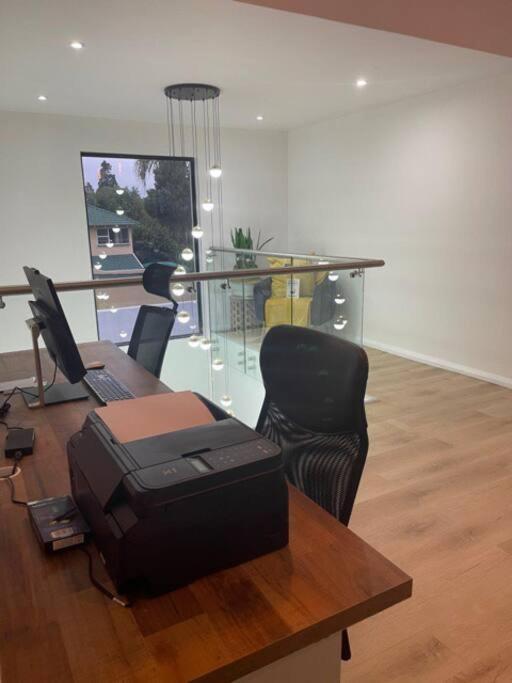 Private Modern 10 Bdrm Home Tucked Away In Sandton Joanesburgo Exterior foto