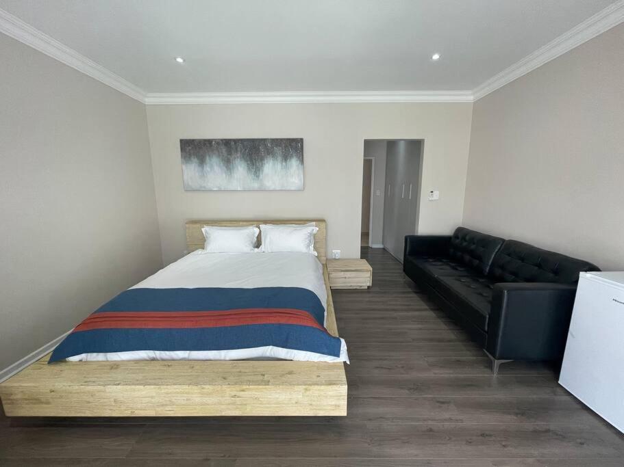 Private Modern 10 Bdrm Home Tucked Away In Sandton Joanesburgo Exterior foto